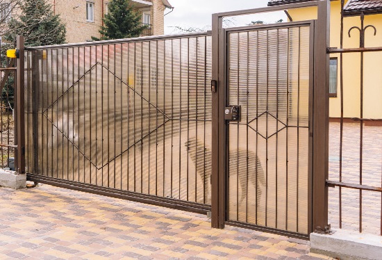Купить ворота из профлиста с элементами ковки, с металлическими столбами в рамке или под дерево в Выксе от 157530 руб